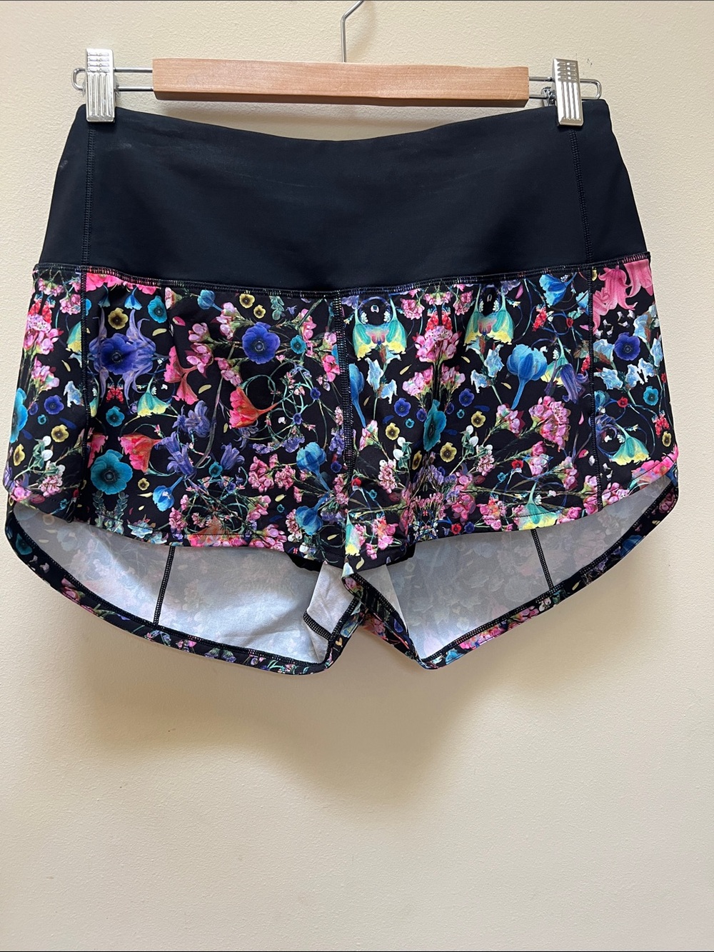 Lululemon Speed Up Lined 2.5 inch High Rise Shorts, Flowerscope NWOT, size 6